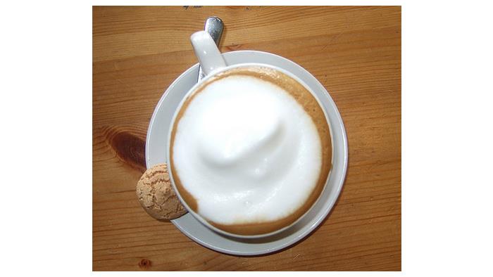 Contoh foam susu yang baik di minuman kopi