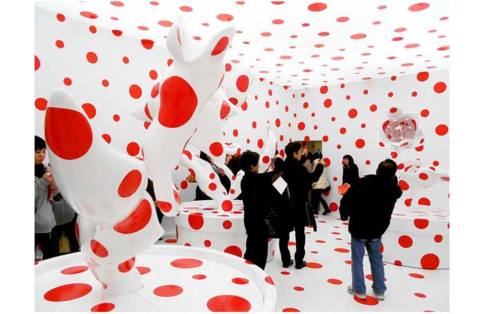 800px-View_of_the_'I_pray_with_all_of_my_love_for_tulips.'_installation_at_the_Yayoi_Kusama_Special_Exhibition_at_the_Osaka_National_Museum_of_International_Art