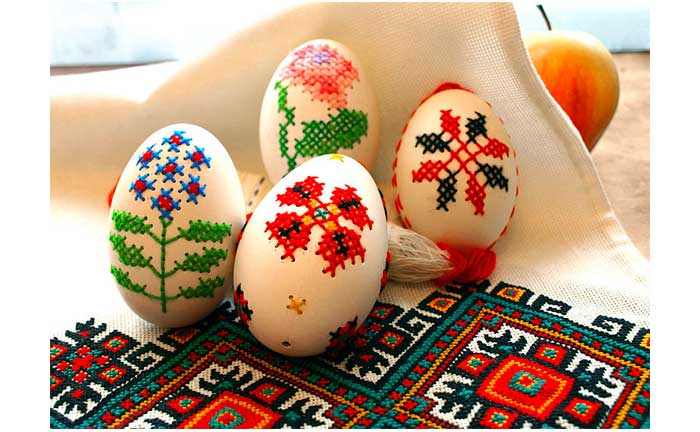 800px-EMBROIDERED_EGGS_BY_I_FOROSTYUK